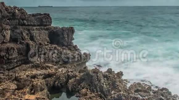 强烈的极端海浪撞击洞穴悬崖洞穴波卡多地狱葡萄牙视频的预览图