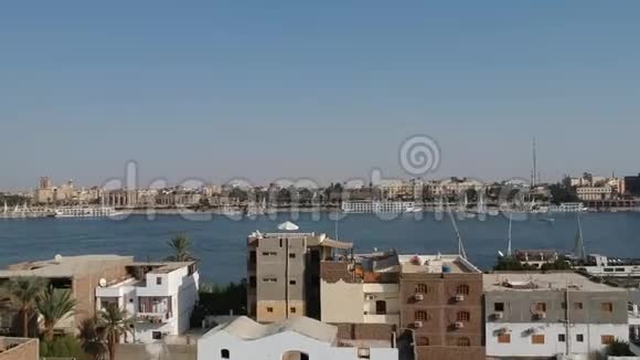 埃及尼罗河和卢克索市的无人机镜头视频的预览图