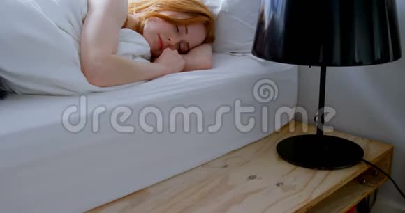 睡在卧室4k床上的女人视频的预览图