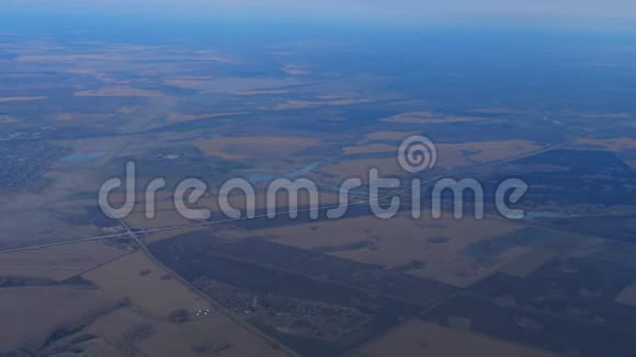 从起飞的飞机上可以看到空中景色视频的预览图
