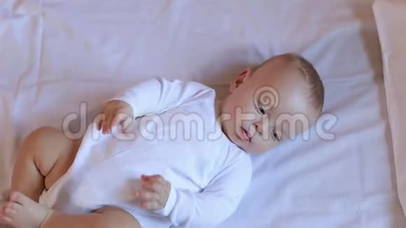 白色可爱新生婴儿的特写肖像视频的预览图