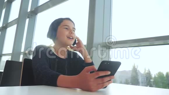 年轻快乐的少女戴耳机唱歌和听音乐的生活方式智能手机社交界的少女视频的预览图