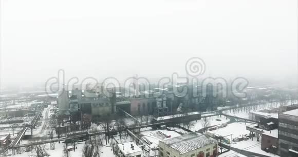 鸟瞰工业工厂的空气污染肮脏工厂的管道向天空和大气排放烟雾地球仪的原因视频的预览图