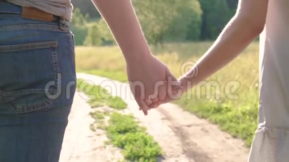 男朋友和女朋友情侣在乡村小镇上的夕阳下散步接吻视频的预览图