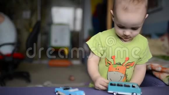 幼儿男孩玩玩具汽车视频的预览图