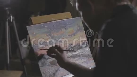 画家在画室画了一幅画视频的预览图