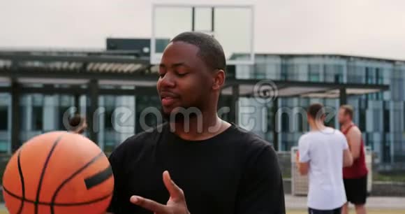 篮球运动员在球场打篮球视频的预览图