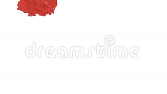红色油漆流落在白色背景屏幕上滴落在白色上3D渲染与阿尔法面具视频的预览图