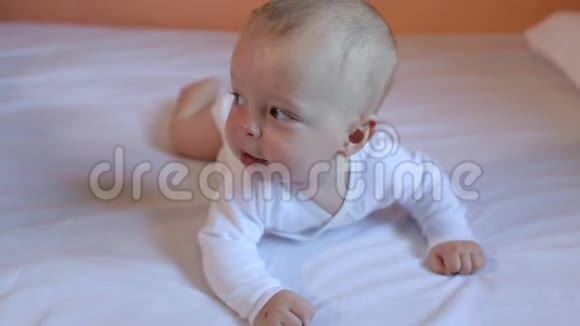 白色可爱新生婴儿的特写肖像视频的预览图