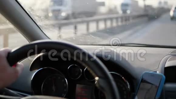 高速公路汽车行驶过程中的汽车仪表板和方向盘视频的预览图