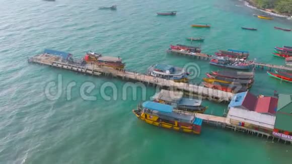 柬埔寨西哈努克城附近的苏荣岛码头和五颜六色的长尾船的鸟眼景观视频的预览图