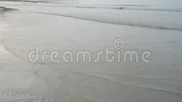 沙滩和大海上的沙子视频的预览图