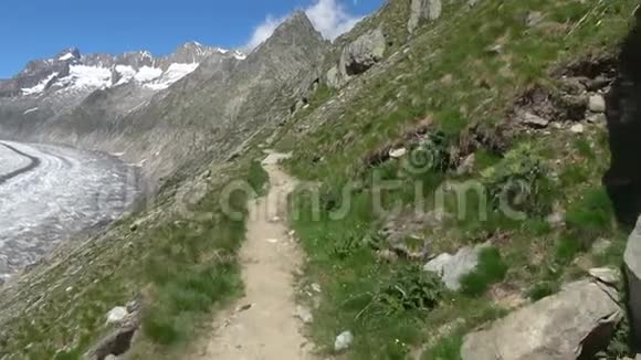 穿过伟大的Aletsch冰川欧洲瑞士国家公园的AletschPanoramaweg路线视频的预览图