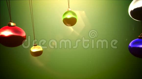 动画特写圣诞快乐文字绿色背景彩球视频的预览图