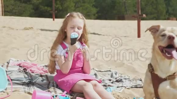 女孩吃冰淇淋在户外喂狗视频的预览图