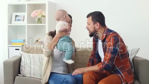 有宝宝在家的幸福家庭视频的预览图