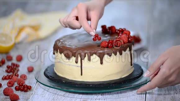 糕点厨师用浆果装饰蛋糕视频的预览图