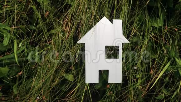 幸福家庭建设住宅生活方式理念纸屋矗立在大自然的绿草中象征生命生态视频的预览图