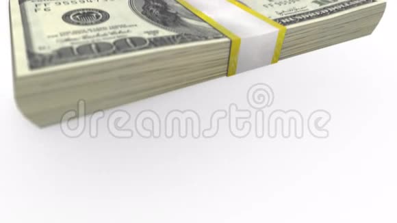 视频4096x23044K一个100美元钞票堆叠的特写视图正在白色表面缓慢下降视频的预览图