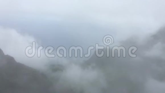 在夏威夷考艾岛的怀米亚峡谷的卡拉劳眺望冬天的雨天和多云视频的预览图
