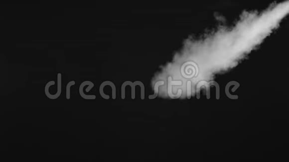 黑色背景上的白色水蒸气特写镜头4k视频的预览图