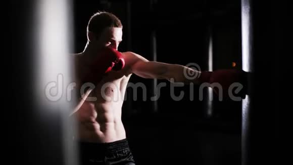 年轻人在拳击健身房中打拳视频的预览图