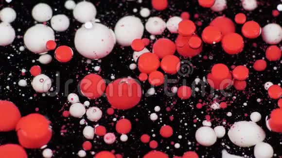令人惊叹的多色油漆气泡在油表面油漆视频的预览图
