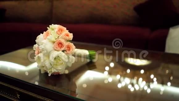 玻璃桌上的婚礼花束视频的预览图
