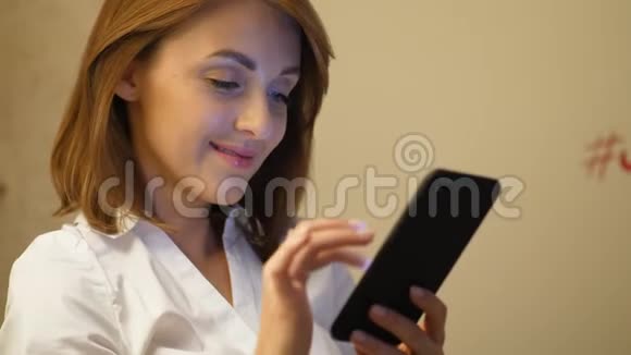 年轻女性在智能手机上发短信的画像视频的预览图