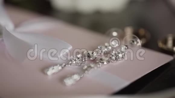 在同一背景下的结婚戒指结婚首饰视频的预览图
