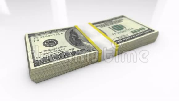 在白色的玻璃表面上看到一捆一百美元的钞票视频的预览图