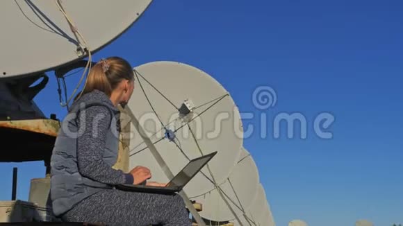 日地物理研究所女学生操作员在笔记本上监控通信设备独一无二视频的预览图