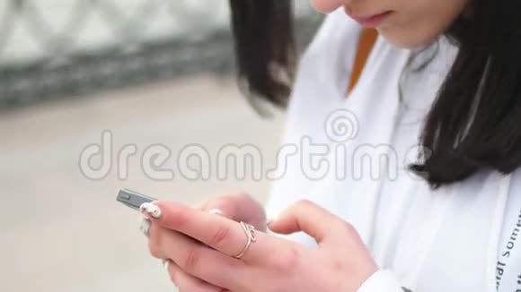 年轻女子在手机上发短信视频的预览图