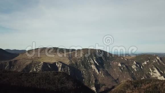 法国奥西塔尼的比利牛斯山谷的鸟瞰图视频的预览图