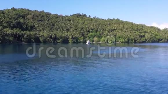 巴布亚新几内亚热带岛屿和平静泻湖空中活动视频的预览图