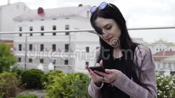 女人在用智能手机视频的预览图