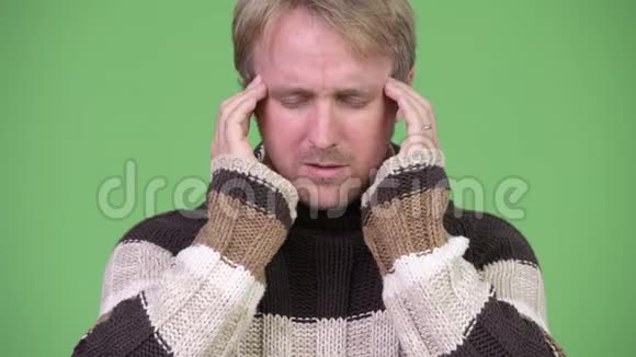 紧张的男人头痛的摄影棚视频的预览图