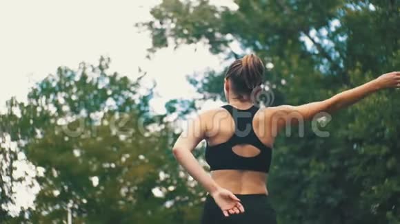 体育运动青年女运动员在公园的运动场上从事健身活动视频的预览图