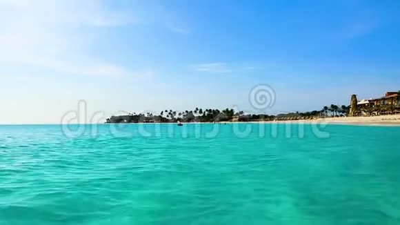 令人惊叹的美丽加勒比海海滩阿鲁巴岛美丽的自然背景视频的预览图