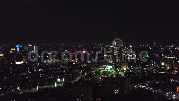 雅加达夜间灯光的空中镜头视频的预览图