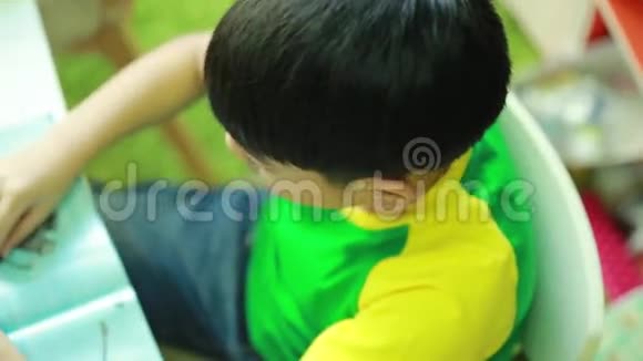 亚洲小孩玩积木视频的预览图