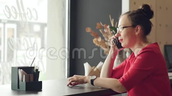 美丽的女人在午餐时休息坐在咖啡馆里商务午餐慢动作视频的预览图