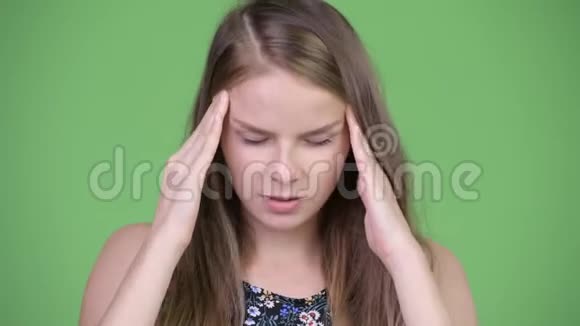 年轻压力大的女性头痛的头部镜头视频的预览图