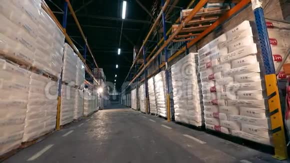 仓库工厂里的大型现代化仓库视频的预览图