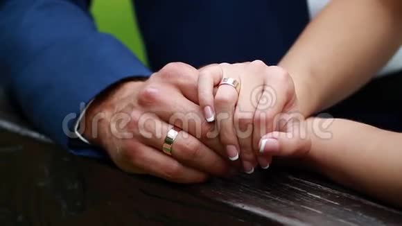 新郎新娘手中的结婚戒指视频的预览图