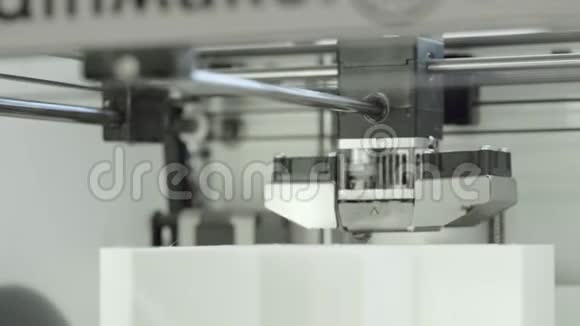 技术三维打印机的工作打印特写时3D打印机工作3D打印机的过程视频的预览图