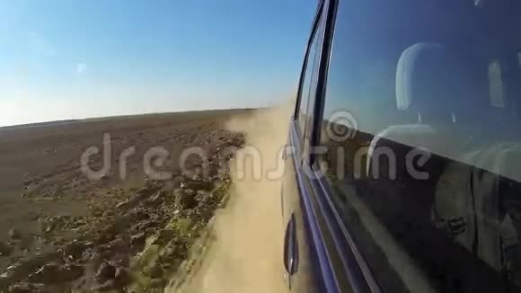 在农村快速驾驶汽车摄像机在外面瞄准后面视频的预览图