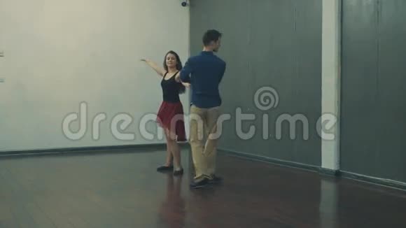 一对夫妇在大厅里跳舞视频的预览图