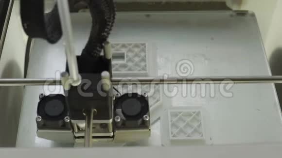 技术三维打印机的工作打印特写时3D打印机工作3D打印机的过程视频的预览图