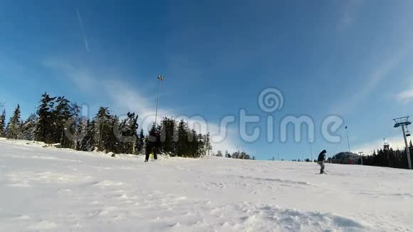 滑雪者沿着斜坡滑雪视频的预览图